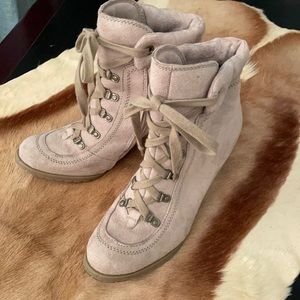 Tan combat boot heel